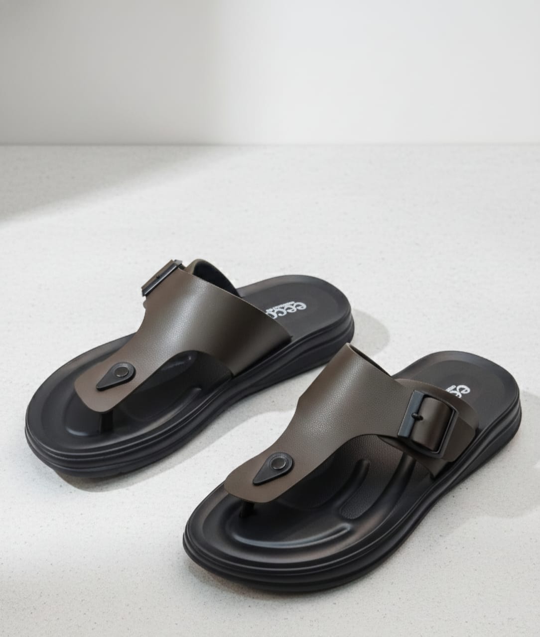 Men’s Adjustable Buckle Toe-Ring Sandals with Cushioned Sole – Black